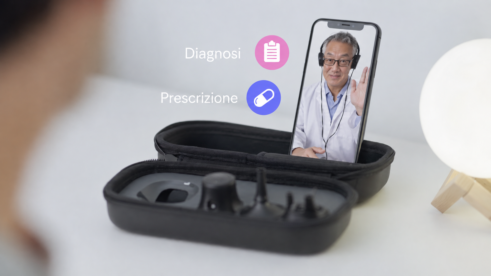 Kit diagnostico TytoCare aperto sul tavolo, medico che saluta sullo smartphone con etichette Diagnosi e Prescrizione